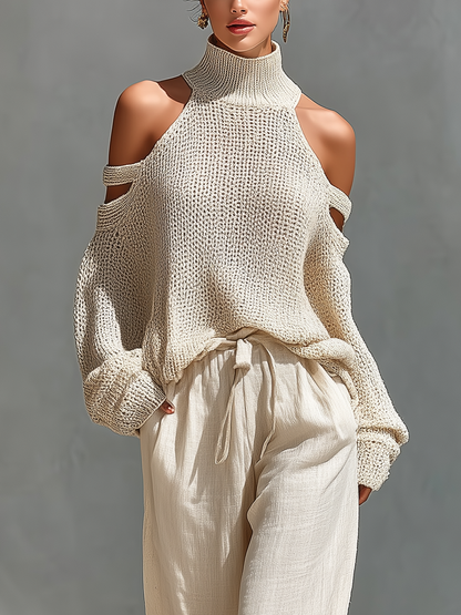 Conjunto de mujer con top de punto beige de cuello alto y hombros al descubierto, y pantalones de pierna ancha