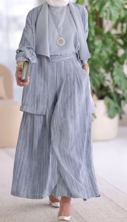 Conjunto casual de tres piezas con rayas verticales en el cuello
