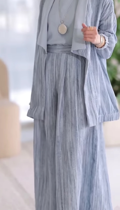 Conjunto casual de tres piezas con rayas verticales en el cuello