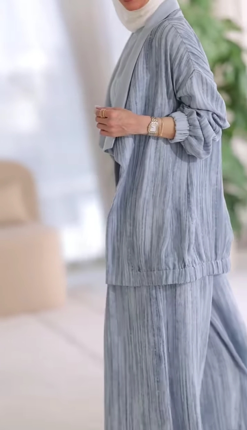 Conjunto casual de tres piezas con rayas verticales en el cuello
