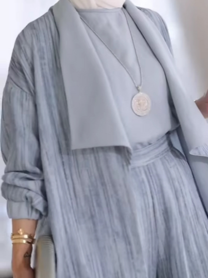 Conjunto casual de tres piezas con rayas verticales en el cuello