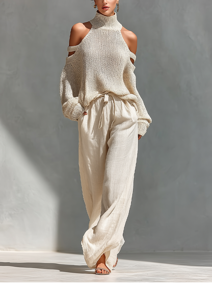 Conjunto de mujer con top de punto beige de cuello alto y hombros al descubierto, y pantalones de pierna ancha