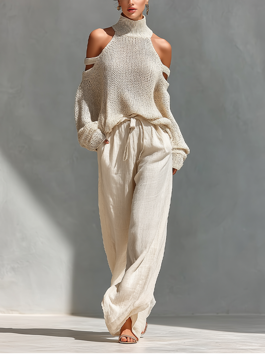 Conjunto de mujer con top de punto beige de cuello alto y hombros al descubierto, y pantalones de pierna ancha