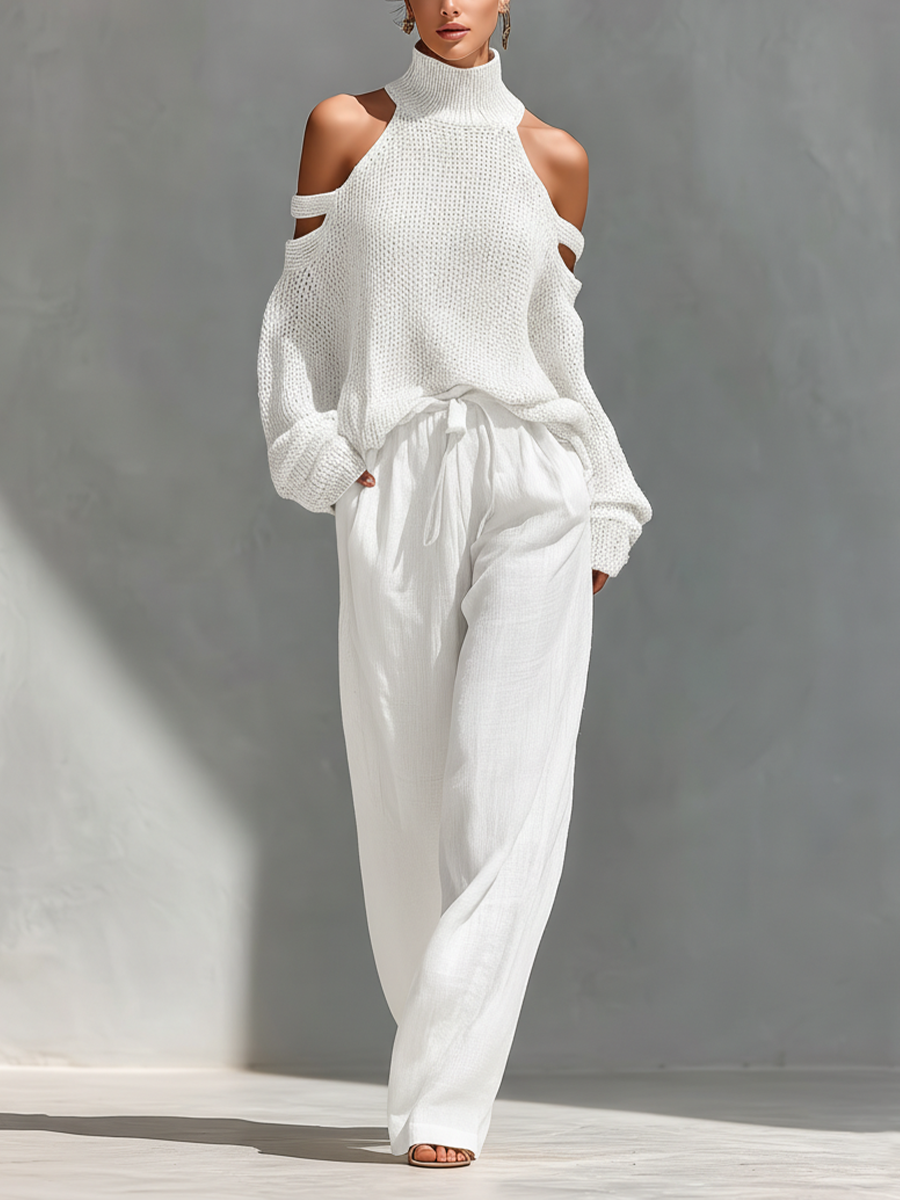 Conjunto de mujer con top de punto beige de cuello alto y hombros al descubierto, y pantalones de pierna ancha