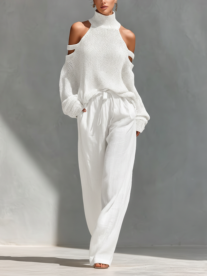 Conjunto de mujer con top de punto beige de cuello alto y hombros al descubierto, y pantalones de pierna ancha