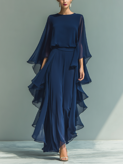 Conjunto de mujer con top de chiffon azul marino de mangas acampanadas y pantalón recto con detalles de volantes