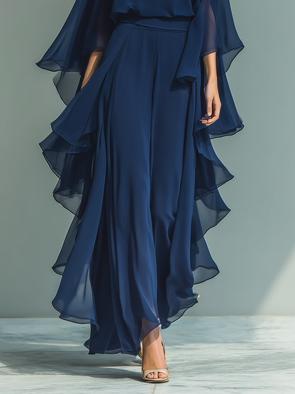Conjunto de mujer con top de chiffon azul marino de mangas acampanadas y pantalón recto con detalles de volantes
