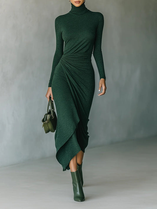 Lenora ∙ Vestido midi envolvente asimétrico con pliegues y cuello alto en verde oscuro