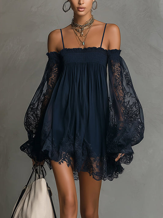 Noelia • Vestido mini de gasa azul marino con escote de hombros descubiertos, borde de encaje y mangas transparentes