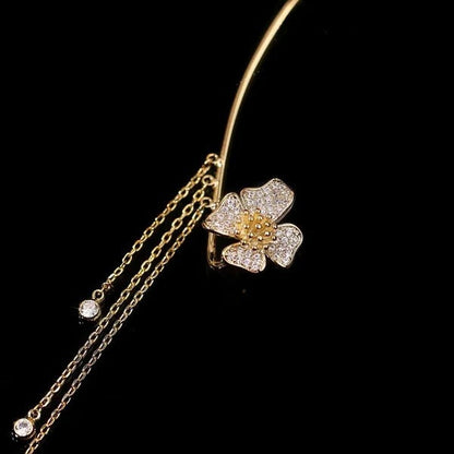 💕Valentinstags Special - 50% Rabatt💕Schlichte Ohrclips mit Schmetterlings- und Blumenmotiv & Quasten – Elegant & bequem, ohne Ohrloch 🌸🦋