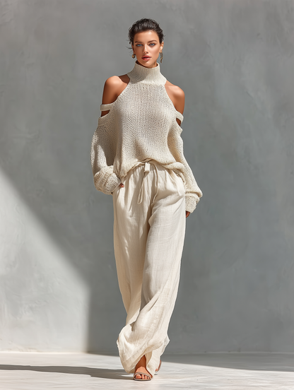 Conjunto de mujer con top de punto beige de cuello alto y hombros al descubierto, y pantalones de pierna ancha