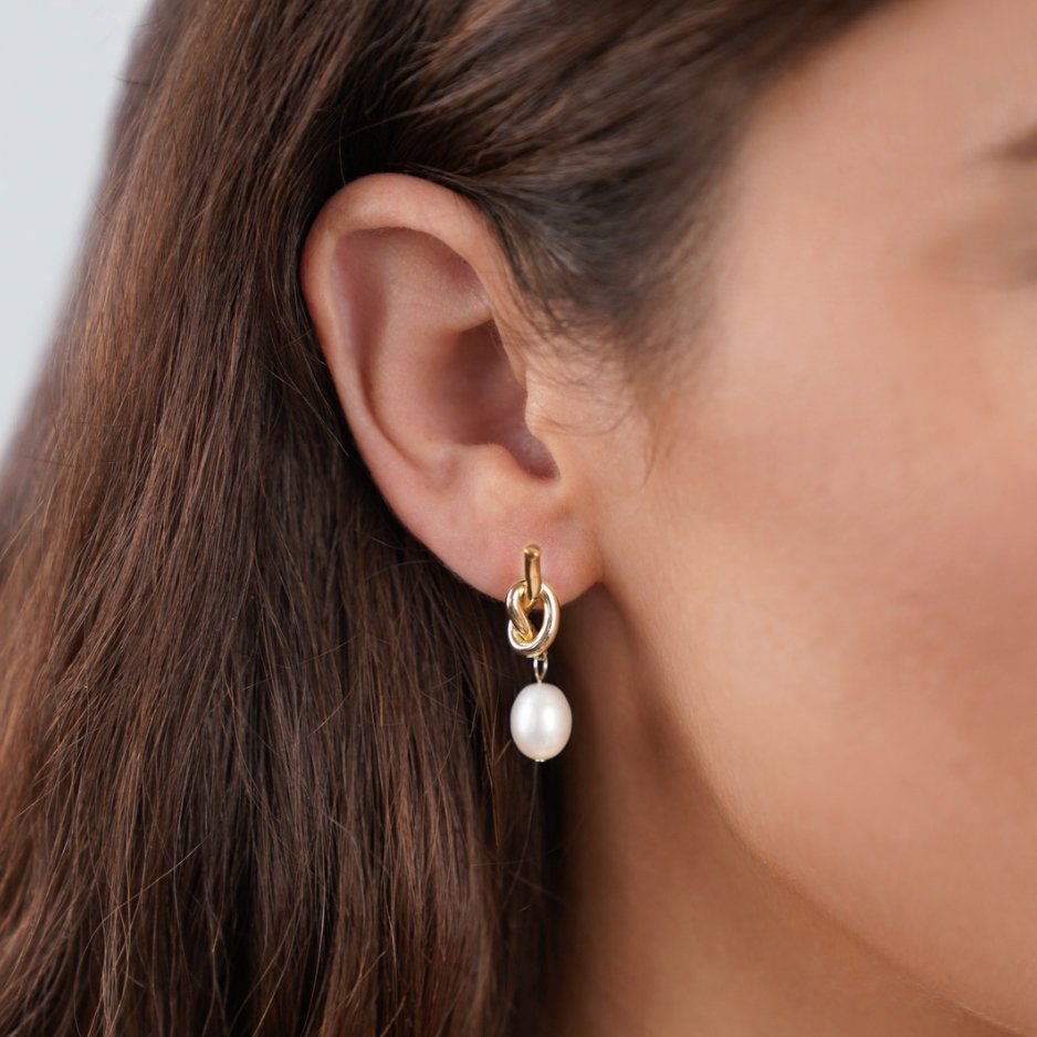 Elena™ | Pendientes entrelazados en tono dorado con perlas de agua dulce
