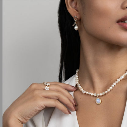 Elena™ | Pendientes entrelazados en tono dorado con perlas de agua dulce