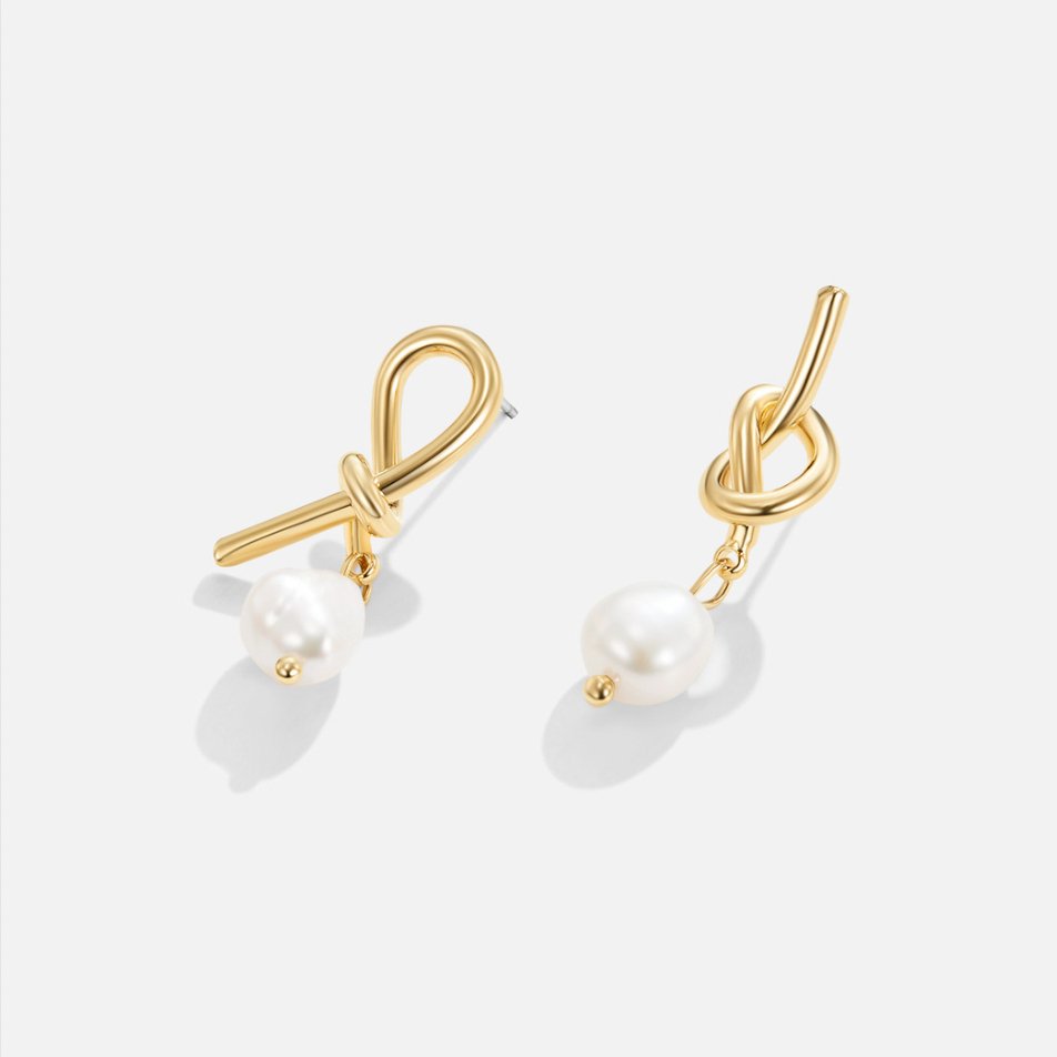 Elena™ | Pendientes entrelazados en tono dorado con perlas de agua dulce