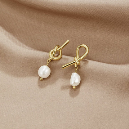 Elena™ | Pendientes entrelazados en tono dorado con perlas de agua dulce