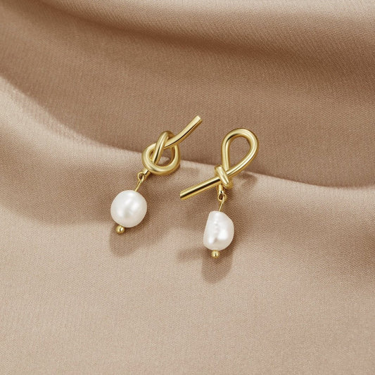 Elena™ | Pendientes entrelazados en tono dorado con perlas de agua dulce