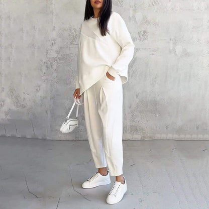 Conjunto de dos piezas para mujer: sudadera de manga larga con bajo asimétrico y pantalón.